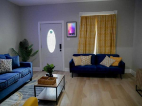 Chic Duplex Close to all Attractions! Pet Friendly